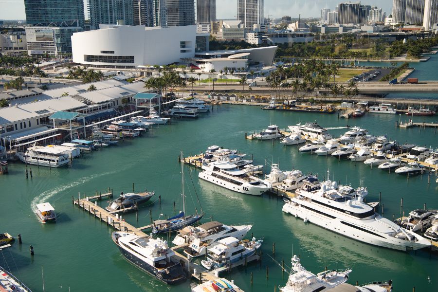 marina com embarcações atracadas