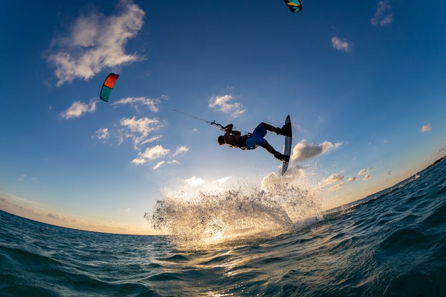 Homem praticando kite surf